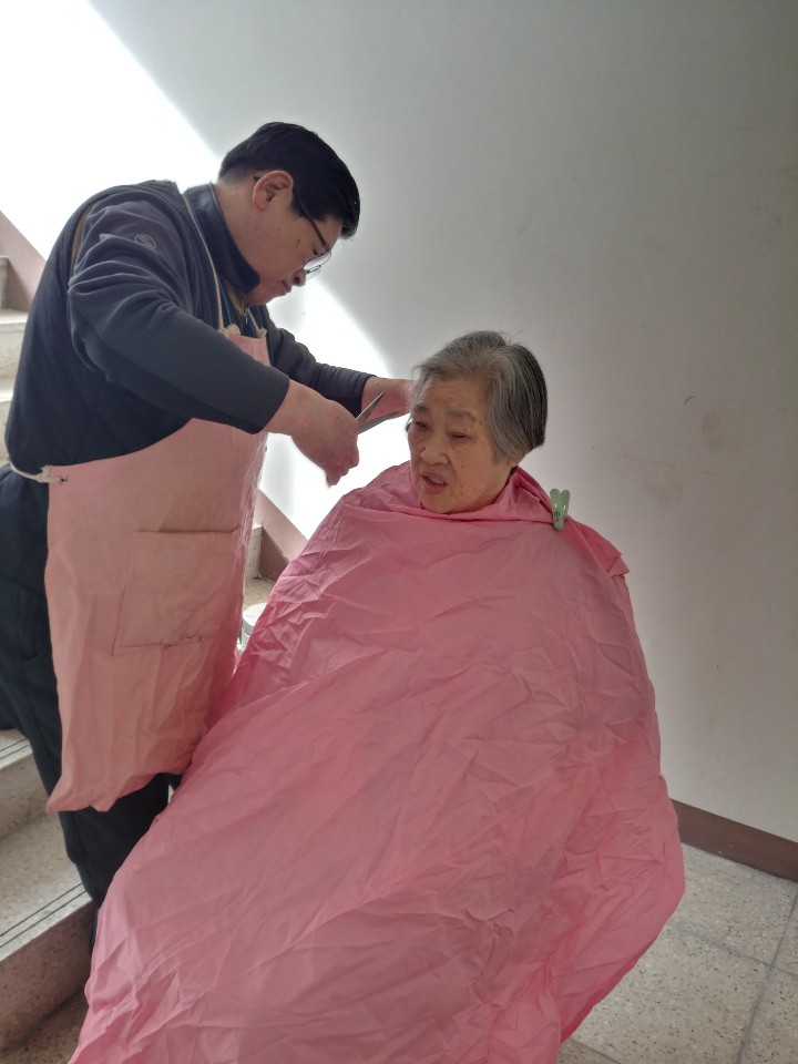 전문이미용봉사자와 함께 하는 방문이미용 전문이미용봉사자와 함께 하는 방문이미용